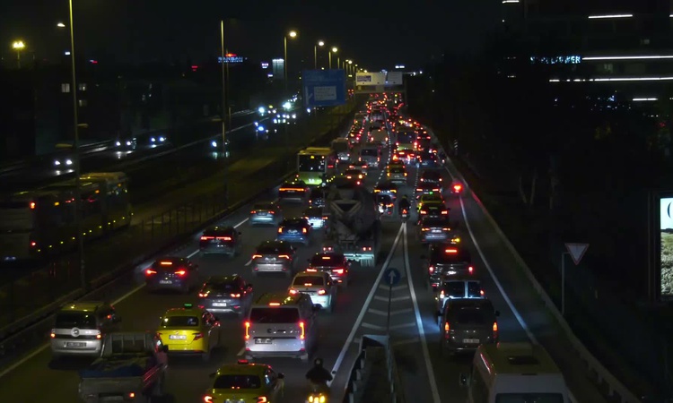 Sıcak Gündem: İstanbul'da akşam maç trafiği 18.30 sıralarında yüzde 74'e ulaştı