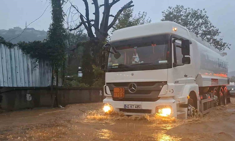 Sıcak Gündem: İstanbul'da etkili sağanak Beykoz'da yolları göle çevirdi, araçlar güçlükle ilerledi - Son Dakik
