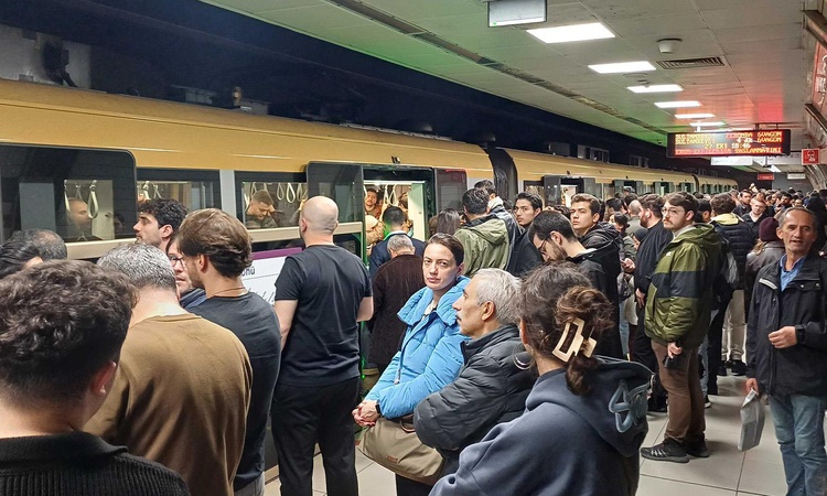 Sıcak Gündem: İstanbul metrosunda 50 dakikalık çile! Yolcular isyan etti | İşte Tüm Ayrıntılar