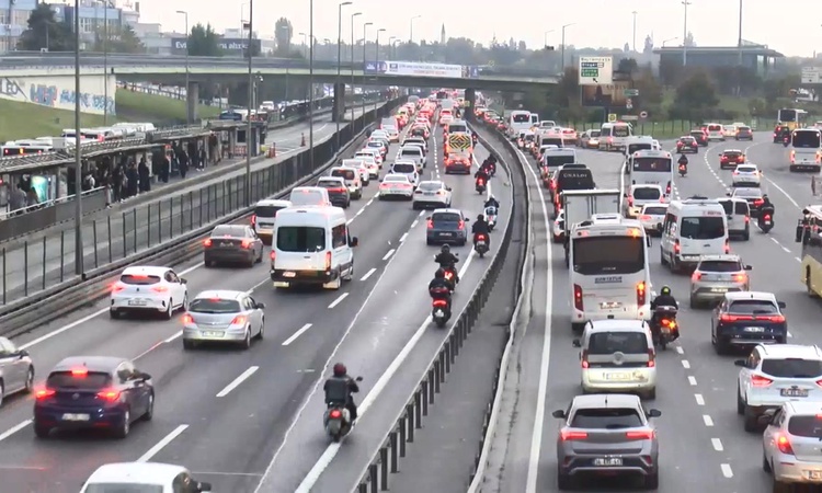 Sıcak Gündem: İstanbul trafiği haftanın ilk iş gününde sabah saatlerinde yüzde 65 yoğunluğa ulaştı ve Merak Ed