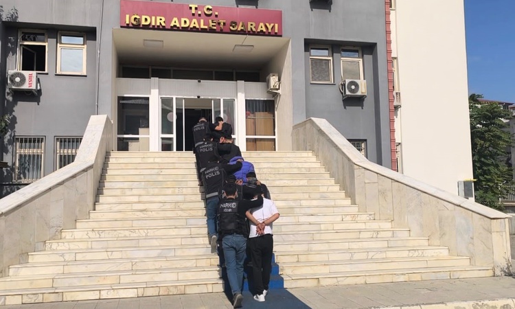 Sıcak Gündem: Iğdır'da otobüsle uyuşturucu taşıyan 5 şüpheli hakkında tutuklama kararı verildi, 592 gram ele g