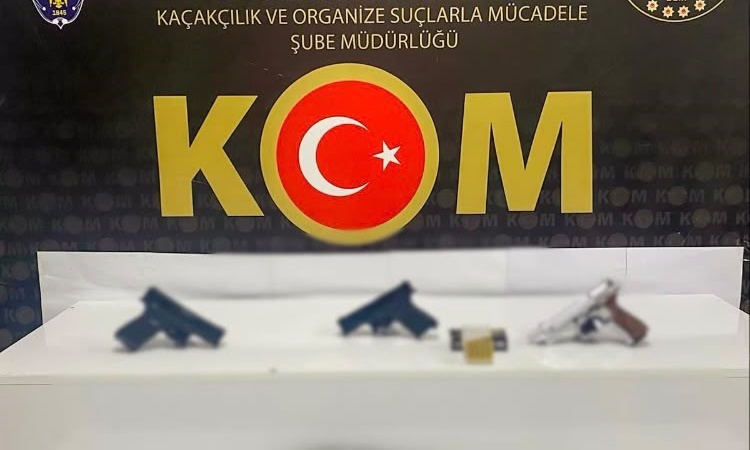 Sıcak Gündem: Isparta polisi kaçakçılık operasyonunda 3 bin 236 kaçak parfüm ele geçirdi ve Merak Edilenler