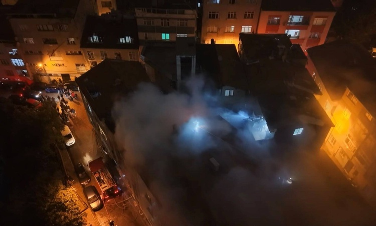 Sıcak Gündem: Kağıthane'de 5 katlı binadaki yangın çatıya sıçradı, yaklaşık 1 saatte söndürüldü: Gelişmeler Ta