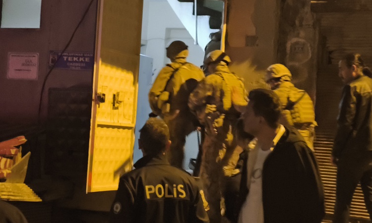 Sıcak Gündem: Kahramanmaraş'ta A.D., annesini bıçakla rehin aldı, özel harekat polisleri yakaladı ve Merak Edi