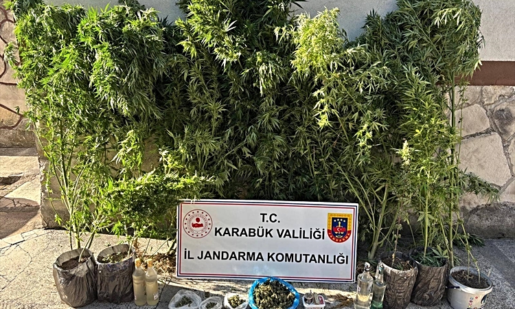 Sıcak Gündem: Karabük'te uyuşturucu ve kaçakçılık operasyonlarında 3 zanlı yakalanarak gözaltına sevk edildi: