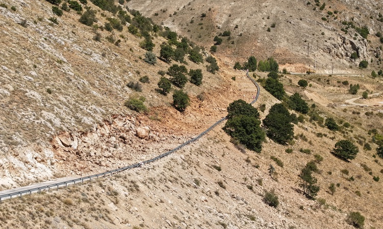 Sıcak Gündem: Kayseri Büyükşehir Belediyesi Sarız'da 1,3 km'lik yol açma çalışmasını sürdürüyor | İşte Tüm Ayr