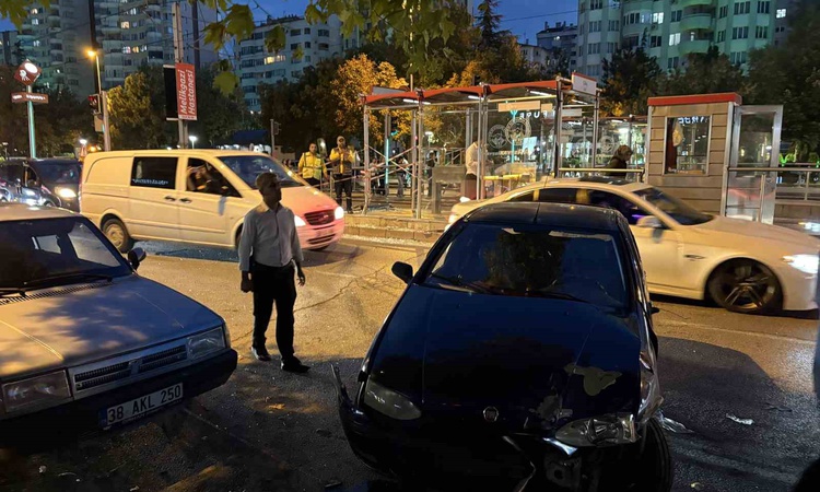Sıcak Gündem: Kayseri Kocasinan'da otomobil tramvay durağına çarptı, sürücü yaralandı: Gelişmeler Takip Ediliy