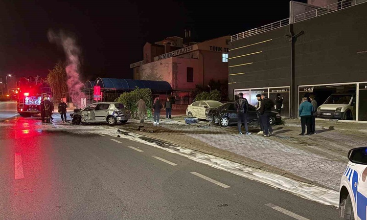 Sıcak Gündem: Kayseri Melikgazi'de otomobil 3 araca çarpıp alev aldı, 2 kişi yaralandı | İşte Tüm Ayrıntılar