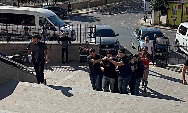 Sıcak Gündem: Kız kardeşine atılan mesaja sinirlenen ağabey, dehşet saçtı: 1 yaralı