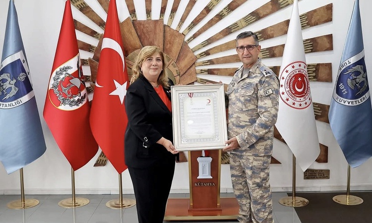 Sıcak Gündem: Kızılay heyeti Tuğgeneral Mustafa Baş'a Kurumsal Gümüş Madalya takdim etti | İşte Tüm Ayrıntılar