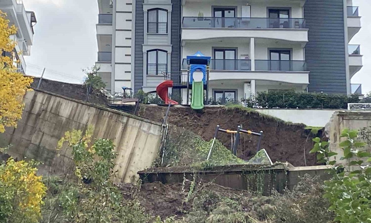 Sıcak Gündem: Kocaeli Başiskele'de toprak kayması çocuk parkına zarar verdi, 2 ağaç devrildi: Gelişmeler Takip