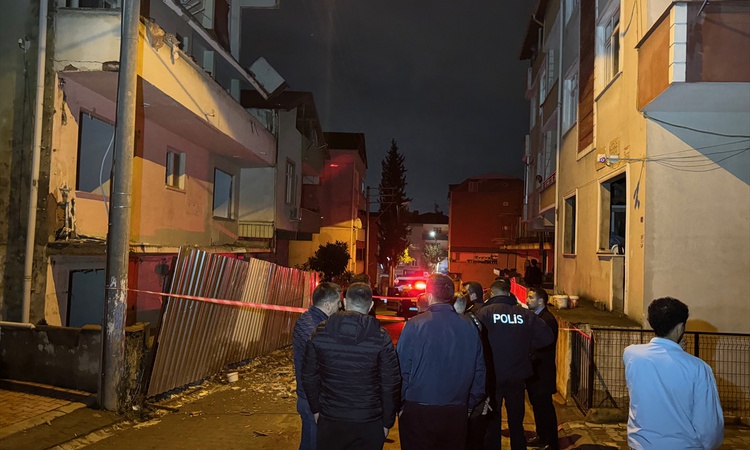 Sıcak Gündem: Kocaeli Darıca'da metruk binanın 3. katındaki balkon yıkıldı, iki kişi tahliye edildi | İşte Tüm