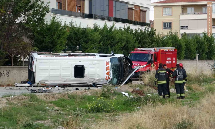 Sıcak Gündem: Konya Selçuklu'da servis minibüsü ile otomobil çarpıştı, 8'i çocuk 9 kişi yaralandı | İşte Tüm A