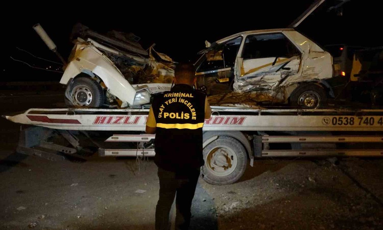 Sıcak Gündem: Malatya'da ikiye bölünen otomobilin sürücüsü hastanede öldü, 3 kişi yaralandı