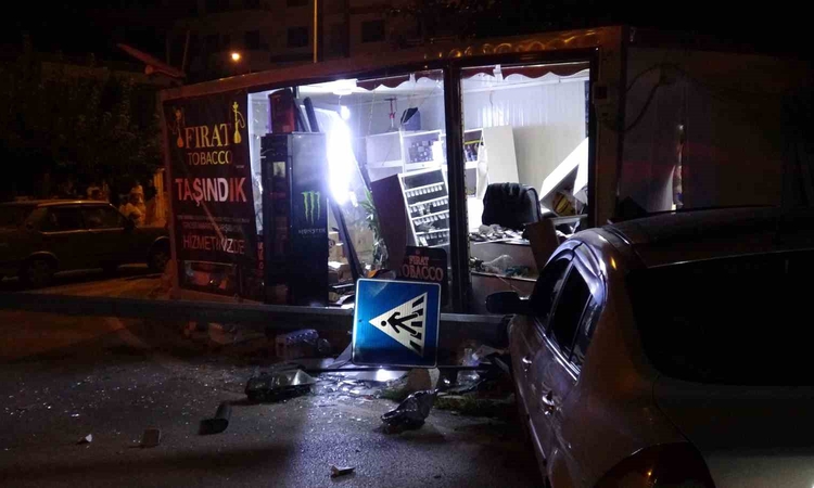 Sıcak Gündem: Malatya'da kontrolden çıkan otomobil konteyner iş yerlerine daldı, 1 esnaf yaralandı - Son Dakik