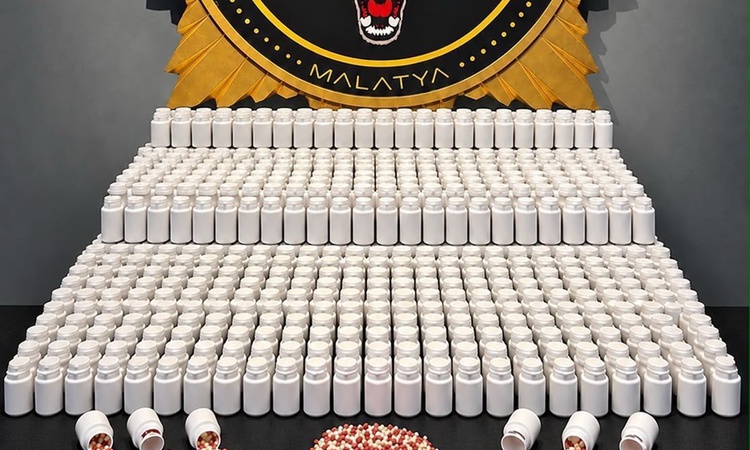 Sıcak Gündem: Malatya'da sokak satıcılarına operasyonda 44 bin 616 sentetik ecza hapı ele geçirildi | İşte Tüm