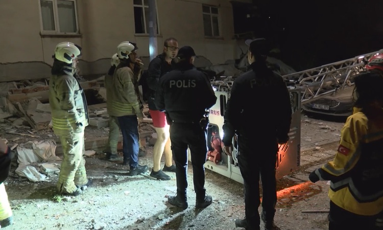 Sıcak Gündem: Maltepe'de 7 katlı binanın 3 katı çöktü, 1 kişi öldü, 3'ü çocuk 10 kişi kurtarıldı: Gelişmeler T