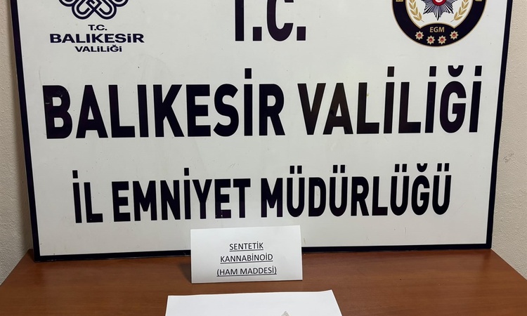 Sıcak Gündem: Manyas'ta araçta 8,32 gram bonzai ham maddesi bulundu, 2 şüpheli yakalanarak gözaltına sevk edil