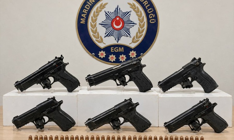 Sıcak Gündem: Mardin'de operasyonlarda ruhsatsız 6 tabanca ve 33 fişek ele geçirildi ve Merak Edilenler