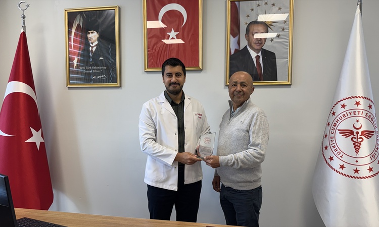 Sıcak Gündem: Marmaris Devlet Hastanesinde Atatürk büstüne katkı sunan idarecilere plaket verildi ve Merak Edi