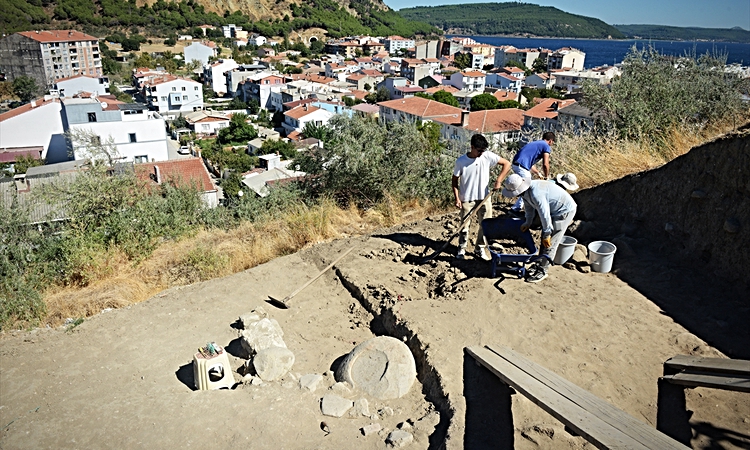 Sıcak Gündem: Maydos Kilisetepe Höyüğü kazılarında 4200 yıllık savunma duvarı bulundu ve Merak Edilenler