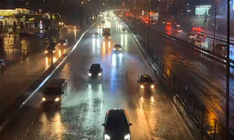 Sıcak Gündem: Meteoroloji uyarısının ardından İstanbul'da sağanak resmen start aldı, yollar göle döndü: Gelişm