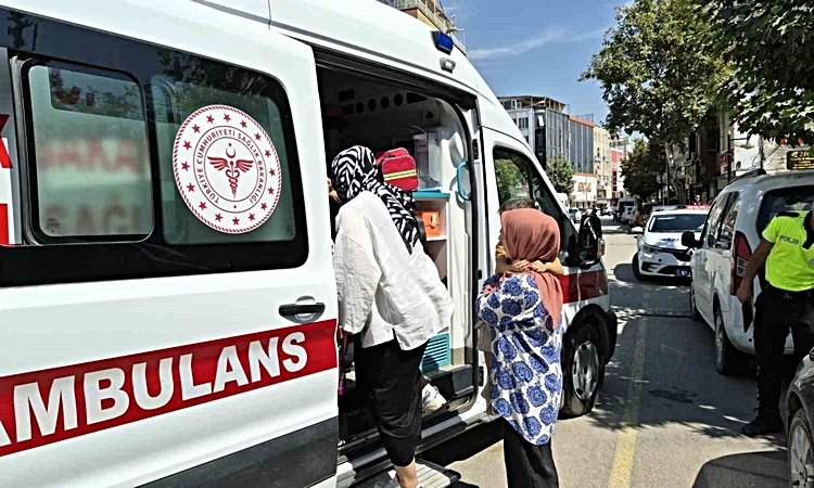 Sıcak Gündem: Minibüs ile iki otomobil çarpıştı: 2 çocuk yaralandı - Son Dakika Bilgileri