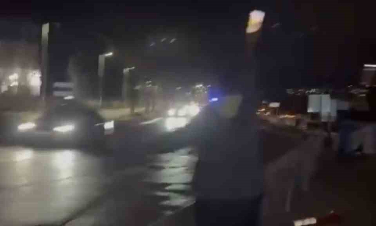 Sıcak Gündem: Motosiklet bariyerlere çarptı, gençler cep telefonu ışığıyla trafiği durdurdu | İşte Tüm Ayrıntı
