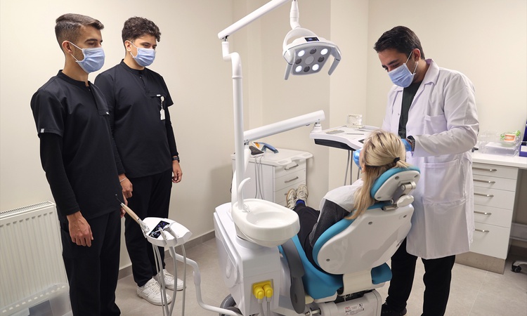 Sıcak Gündem: Nevşehir'de 49 klinikli diş merkezi öğrencilere klinik deneyim kazandırıyor: Gelişmeler Takip Ed