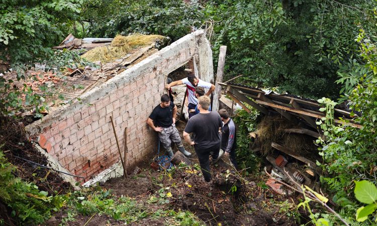 Sıcak Gündem: Ordu'da Heyelan: Toprak Altında Kalan Ahırdaki 5 Büyükbaş Telef Oldu: Gelişmeler Takip Ediliyor
