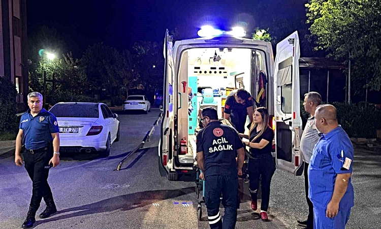 Sıcak Gündem: Otomobil kaldırım kenarında oturan kişiye çarptı: 1 ağır yaralı - Son Dakika Bilgileri