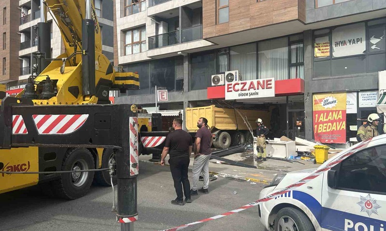 Sıcak Gündem: Pendik'te freni boşalan hafriyat kamyonu eczaneye dalınca 6 kişi yaralandı