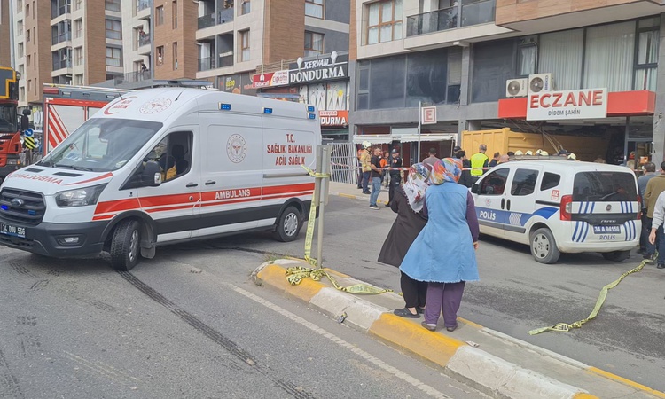 Sıcak Gündem: Pendik'te kontrolünü yitiren şoförün kamyonu eczaneye daldı, yaralılar var