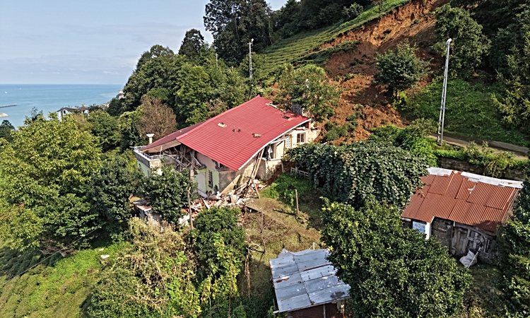 Sıcak Gündem: Rize'de heyelan alarmı! Pazar'da 40 civarı ev tahliye edildi, toprak altında kalan evden 6 kişi