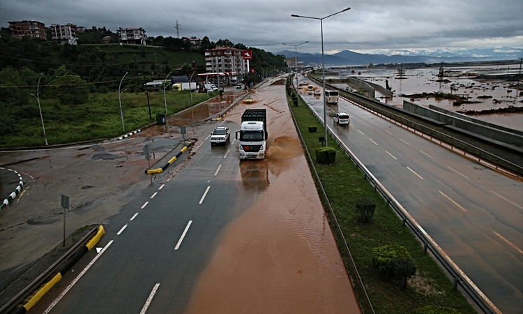 Sıcak Gündem: Rize'de sağanak su baskınına ve heyelana yol açtı, İyidere'de 7 ev tahliye edildi: Gelişmeler Ta