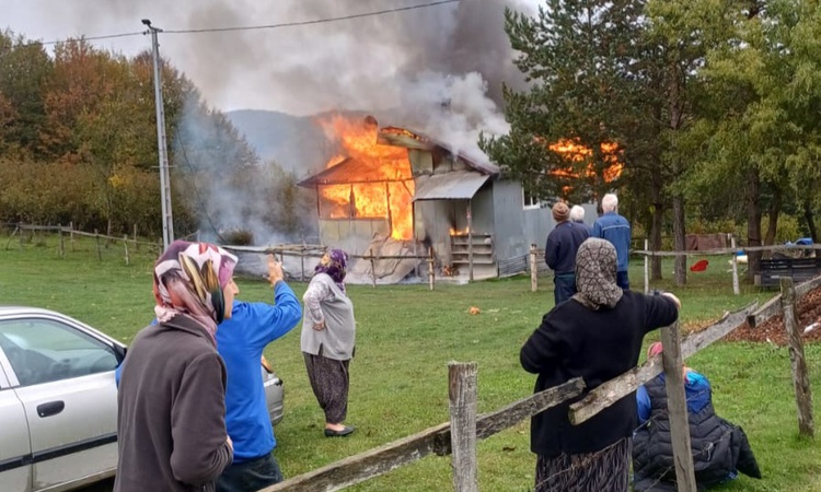 Sıcak Gündem: Sakarya Akyazı'da Cemil B.'nin evi yangında yıkıldı, nedenini jandarma araştırıyor - Son Dakika