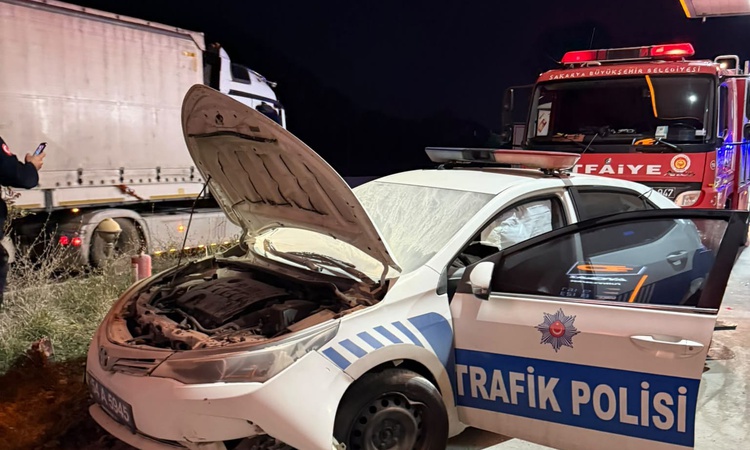 Sıcak Gündem: Sakarya Arifiye'de TIR, radar polis aracına ve kamyona çarptı, şoförü ağır yaralandı - Son Dakik