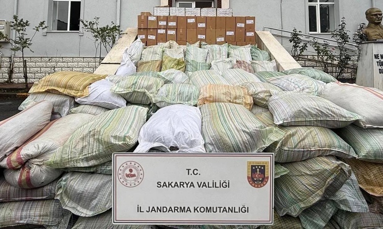 Sıcak Gündem: Sakarya Serdivan'da jandarma operasyonunda 4 ton kaçak tütün ele geçirildi: Gelişmeler Takip Edi