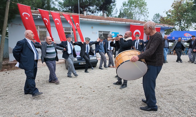 Sıcak Gündem: Samsun Bafra Eldavut'ta Cumhuriyet Bayramı'nın 103. yıl dönümü davul zurnayla kutlandı: Gelişmel