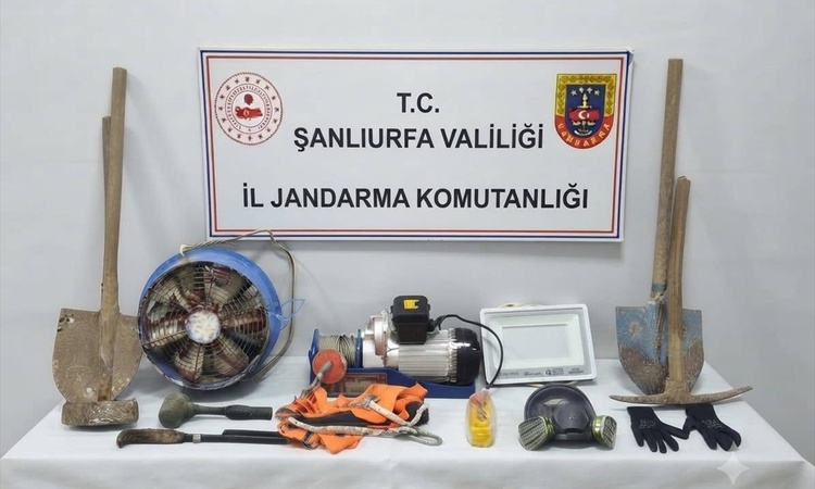 Sıcak Gündem: Şanlıurfa Eyyübiye'de define için 25 metre çukur kazan 2 şüpheli yakalanarak gözaltına sevk edil