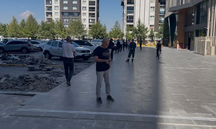 Sıcak Gündem: Şanlıurfa Karaköprü merkezli 5.4'lük deprem Diyarbakır'da vatandaşları dışarı çıkardı ve Merak E