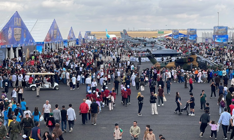 Sıcak Gündem: Şanlıurfa'da TEKNOFEST Güneydoğu, 3. gününde yağmura rağmen ziyaretçi akını gördü ve Merak Edile