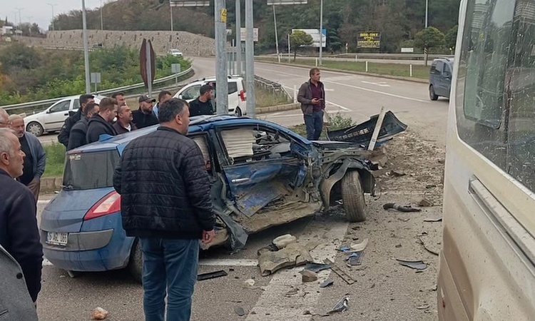 Sıcak Gündem: Sinop Boyabat'ta minibüs ile iki otomobil çarpıştı, 1 kişi yaralandı - Son Dakika Bilgileri