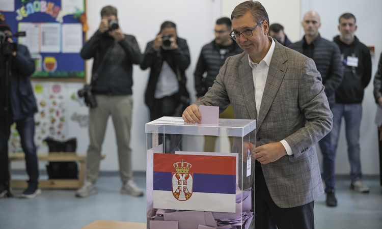Sıcak Gündem: Sırbistan'da Vucic yenilgiyi kabul etti, Öğrenci Listesi'ne 135 sandalye öngördü