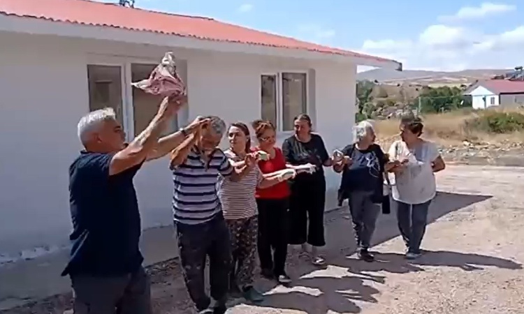 Sıcak Gündem: Sivas Kangal'da köylüler 50 yıllık okulu imeceyle yeniledi, halayla kutladı