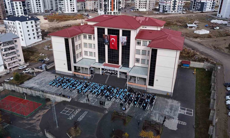 Sıcak Gündem: Sivas’ta 850 öğrenci coşkuyla Cumhuriyet şarkıları söyledi: Gelişmeler Takip Ediliyor