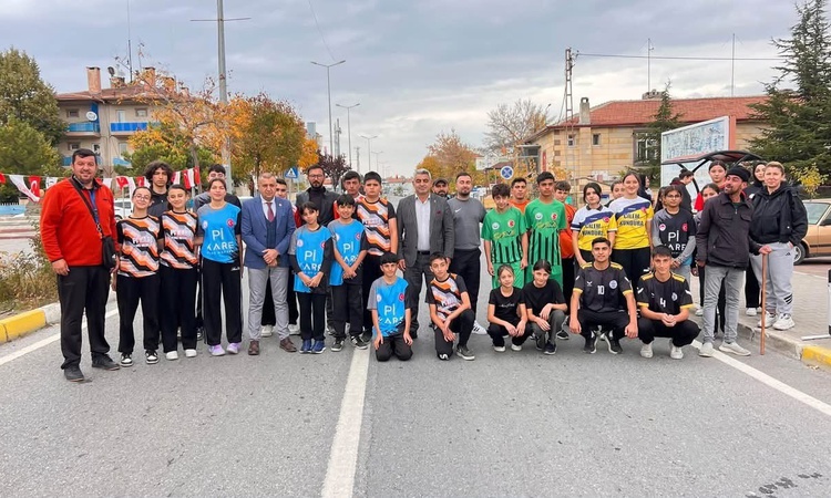 Sıcak Gündem: Tomarza'da ilköğretim öğrencileri 29 Ekim Cumhuriyet Kupası için atletizmde yarıştı - Son Dakika
