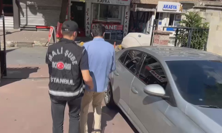 Sıcak Gündem: Tutuklanan Pusula Holding Başkanı Turhan'ın gözaltı anı görüntülendi | İşte Tüm Ayrıntılar