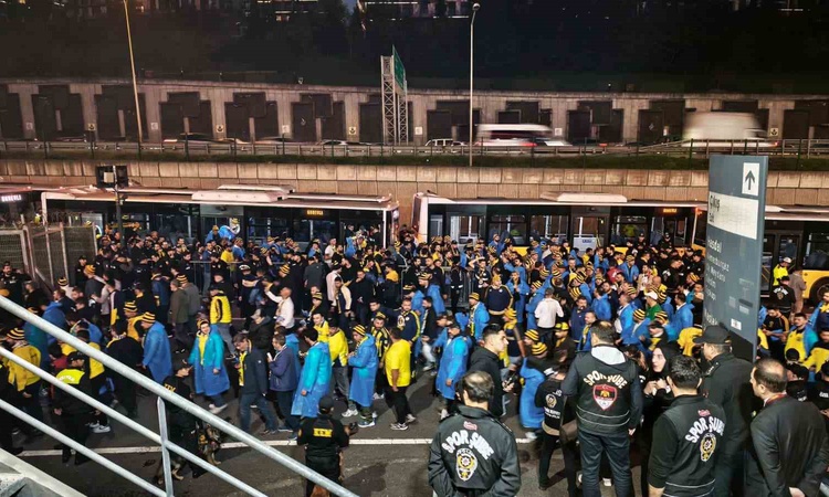 Sıcak Gündem: Yaklaşık 2400 Fenerbahçe taraftarı 31 otobüsle RAMS Park'a gelip tribünde yerini aldı - Son Daki