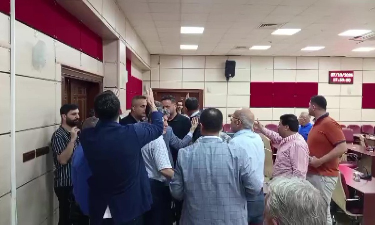 Sıcak Gündem: Yüreğir Belediye Meclisi'nde CHP'li iki üye arasında 'satılıksın' tartışması çıktı ve Merak Edil